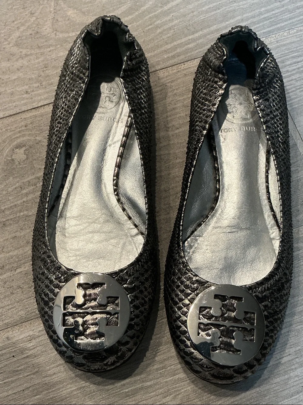 Tory Burch Reva Snakeskin Embossed Metallic Black Logo Ballet Flats Sz. 7.5M
